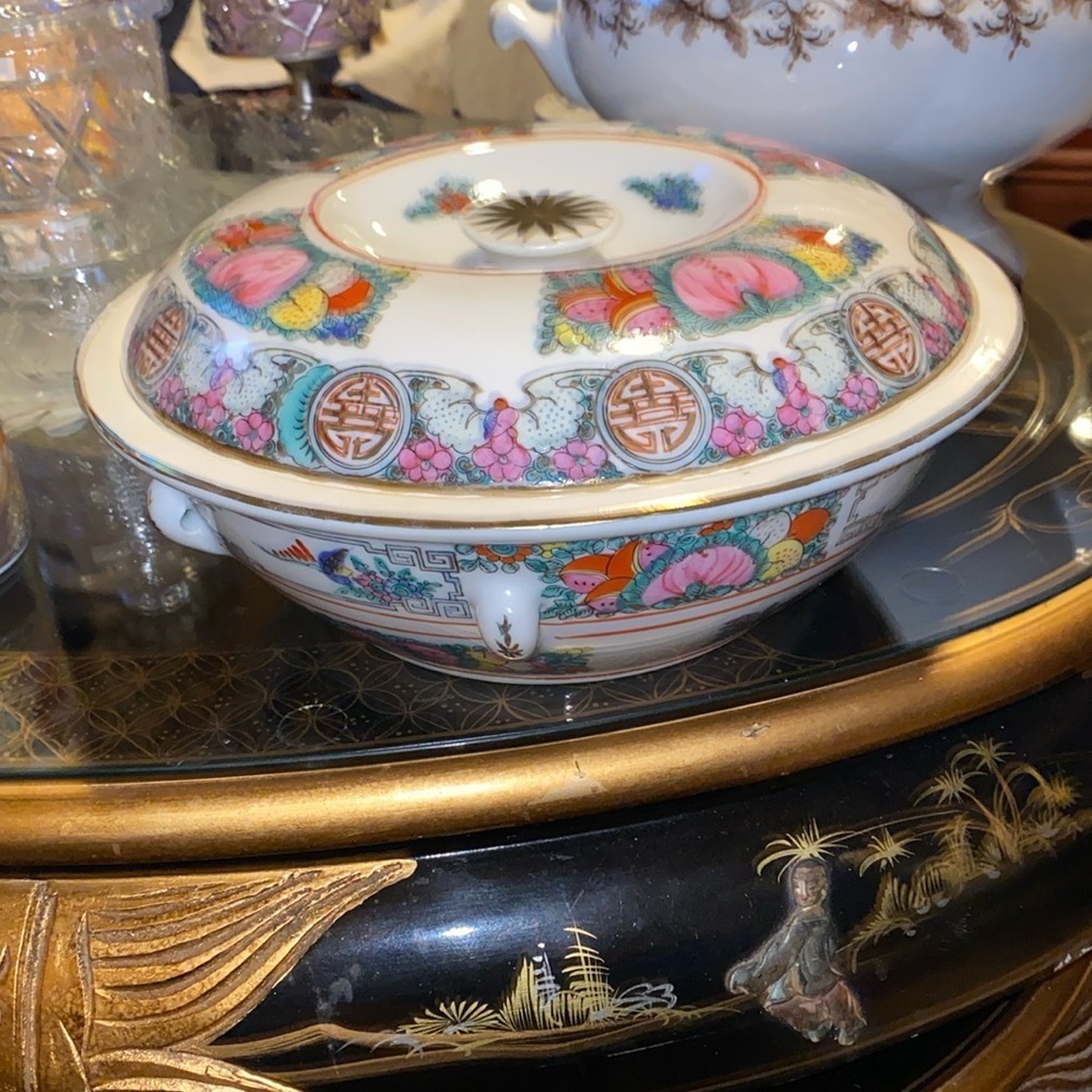 Qianlong - Nian Qian Zhilong Famille Lotus Shaped serving Bowl with lid 1700’s